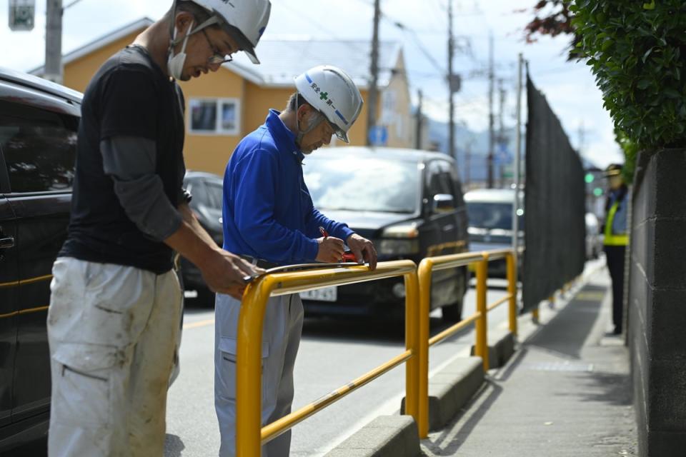 Trabajadores de Fujikawaguchiko instalaron una red para evitar que los turistas se acerquen a tomar fotos del monte Fuji (Anadolu a través de Getty Images)