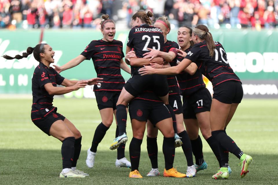 Meghan Klingenberg (25) salta a los brazos de su compañera de equipo de los Portland Thorns, Raquel Rodríguez, después del gol de Rodríguez.