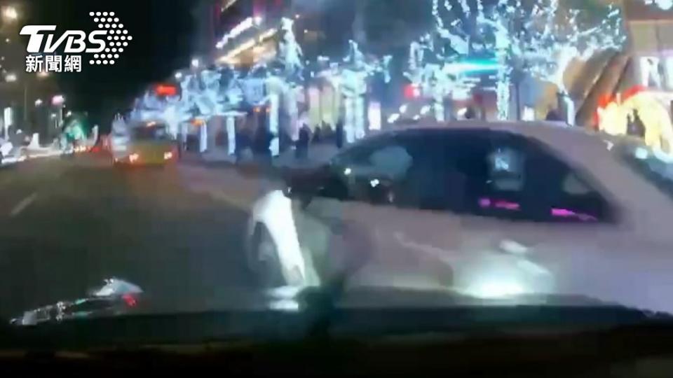 呂女車輛再度撞擊路邊多元化計程車。（圖／TVBS）