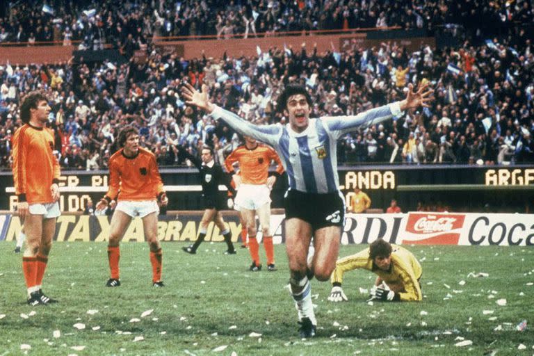 Mario Kempes celebra uno de sus goles en la final de 1978 contra Holanda. En la rodilla derecha del Matador puede verse la "vendita" que le recomendó usar el curandero Pepe hasta el final de su carrera.