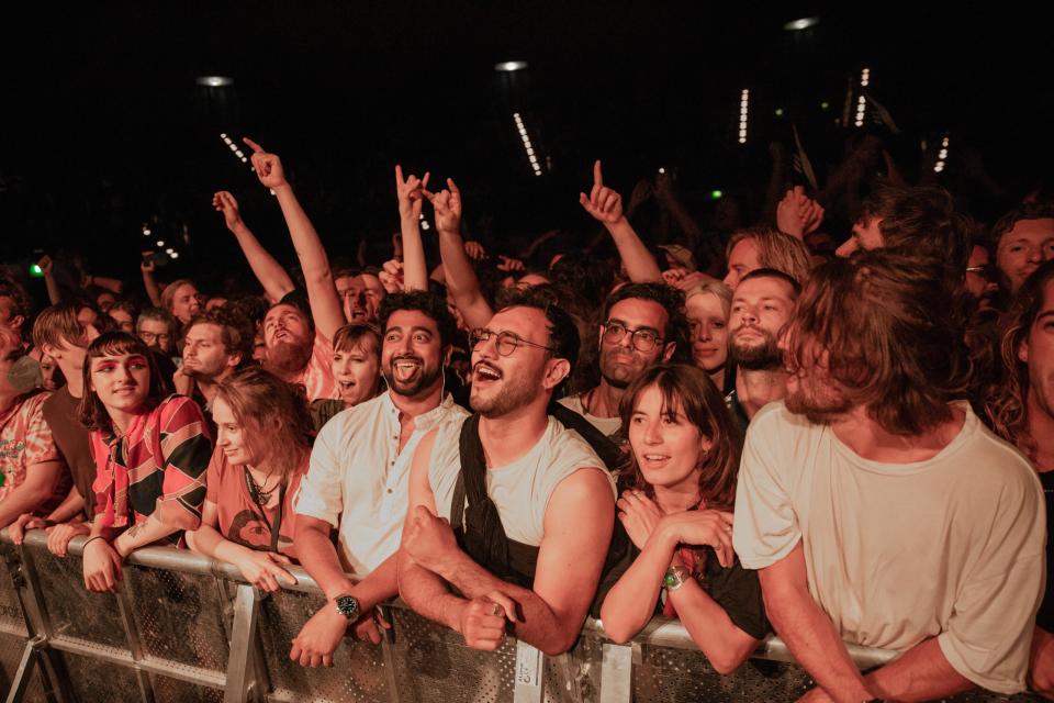 Das Publikum feiert beim Konzert der australischen Band King Gizzard & The Lizard Wizard im Berliner Tempodrom. Doch so eng und ausverkauft waren zuletzt wenige Liveveranstaltungen. (Bild: Jana Legler/Redferns)