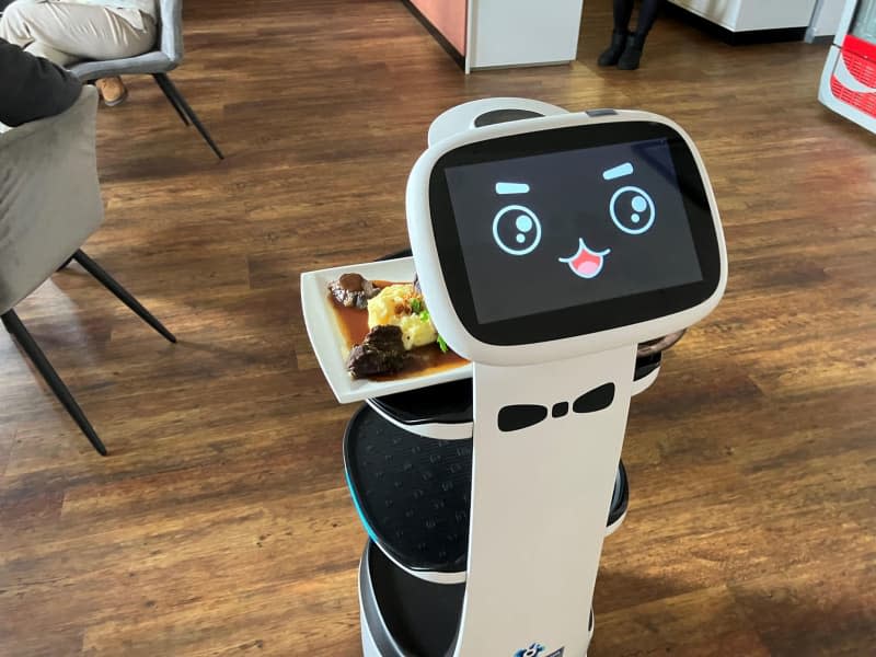 Kids love him. Even senior citizens have a soft spot for him: The robot "Peanut" has to show what he can do as a waiter-on-wheels.His temporary boss is so far impressed by the new addition to her staff. Michael Bauer/dpa
