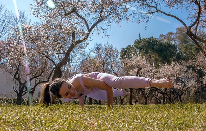 Mujer joven haciendo yoga