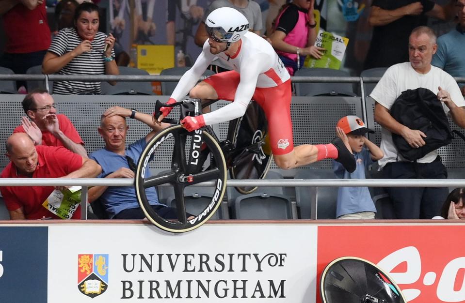 Matt Walls, de Inglaterra, se estrella en el Lee Valley VeloPark (EPA)