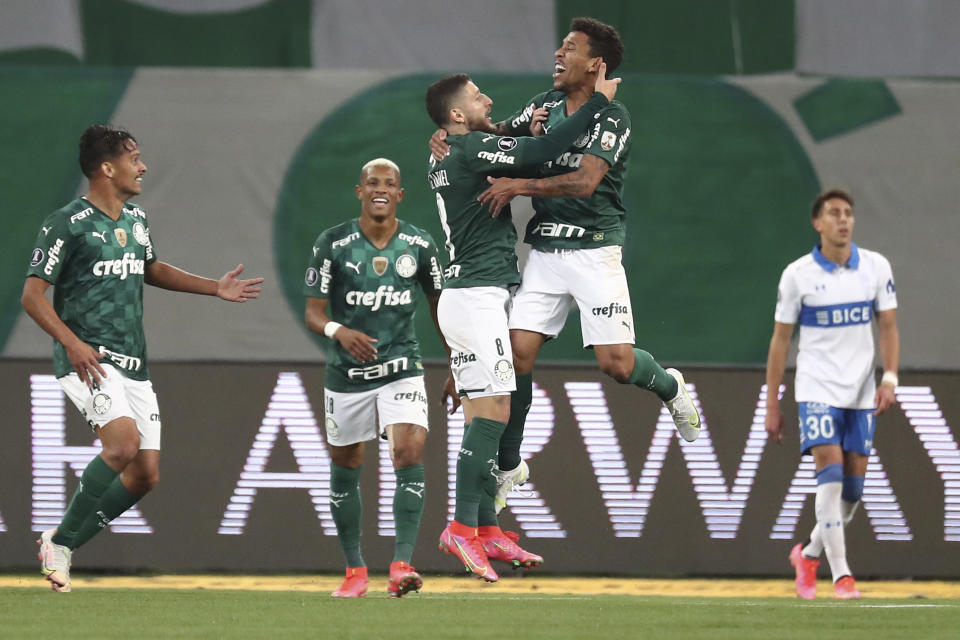 Marcos Rocha, de Palmeiras, salta para festejar su gol ante Universidad Católica, en un partido de la Copa Libertadores realizado el miércoles 21 de julio de 2021, en Sao Paulo (Sebastiao Moreira/Pool via AP)