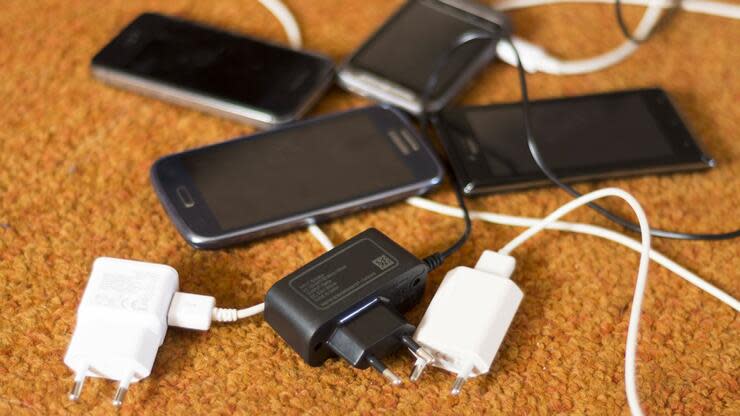 Durch alte Ladekabel fallen in der EU dem Europaparlament zufolge jährlich rund 51.000 Tonnen Elektroschrott an. Foto: dpa