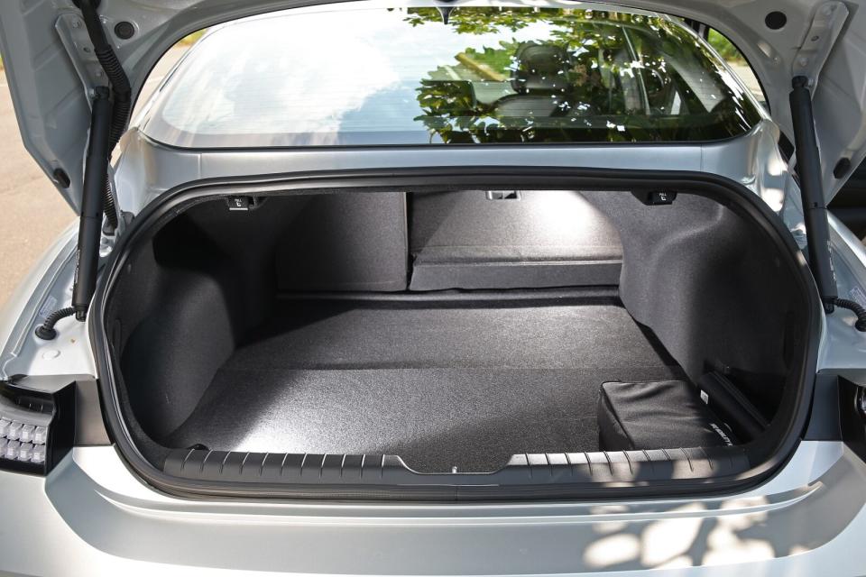 後行李廂容積達401公升，且具備後座椅背6/4分離傾倒機能以及標配感應式電動尾門。