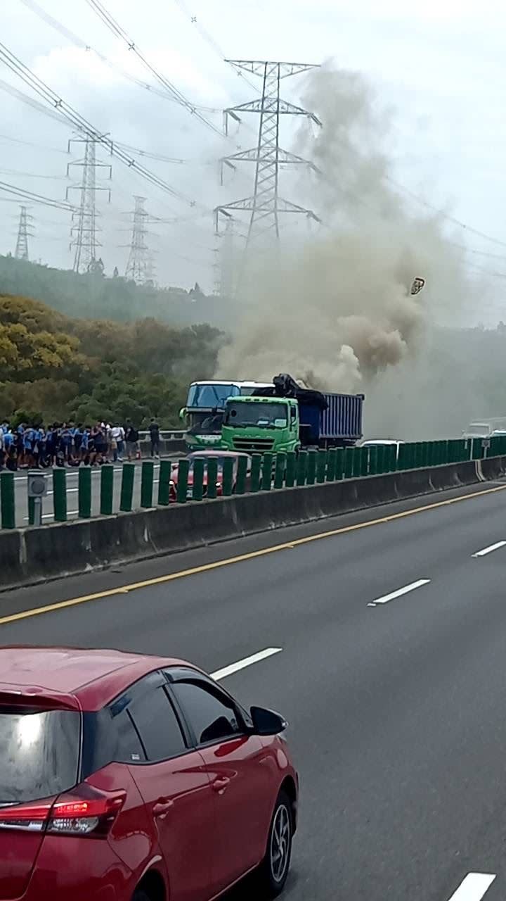 遊覽車突然發生火燒車意外。（圖／翻攝畫面）