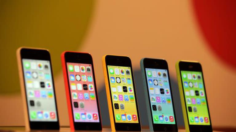 El iPhone 5C se lanzó como la alternativa de bajo costo. 

Foto: EFE/Kay Nietfeld