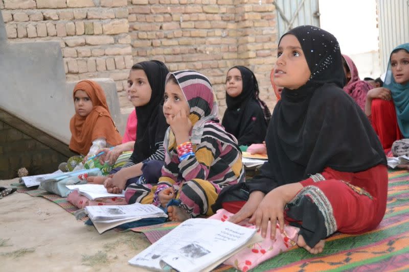 Anak-anak Afghanistan mengikuti kelas gratis yang diadakan oleh seorang guru muda setempat di Provinsi Kandahar, Afghanistan, pada 13 September 2022. (Xinhua/Argand)