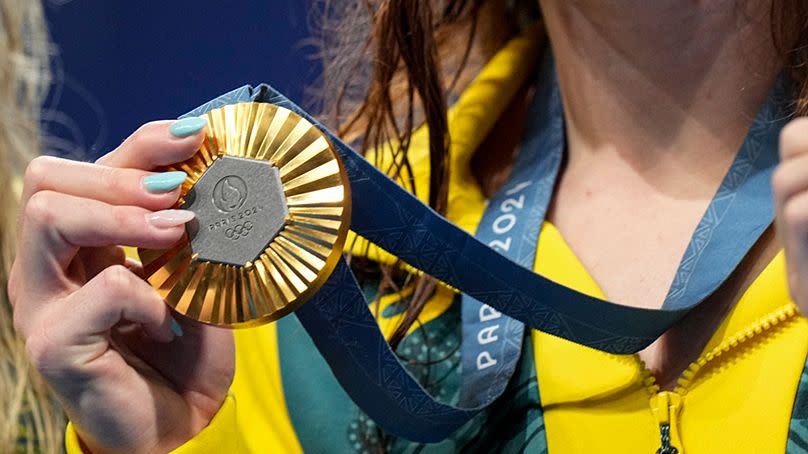 Mollie O'Callaghan, de Australia, posa con su medalla de oro después de la final femenina de 200 metros libre en los Juegos Olímpicos de Verano de 2024