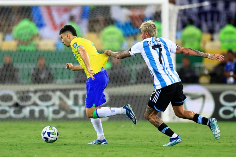 RIO DE JANEIRO, BRAZIL - NOVEMBER 21: Gabriel Martinelli of Brazil controls the ball against Rodrigo De Paul of Argentina during a FIFA World Cup 2026 Qualifier match between Brazil and Argentina at Maracana Stadium on November 21, 2023 in Rio de Janeiro, Brazil. (Photo by Buda Mendes/Getty Images)