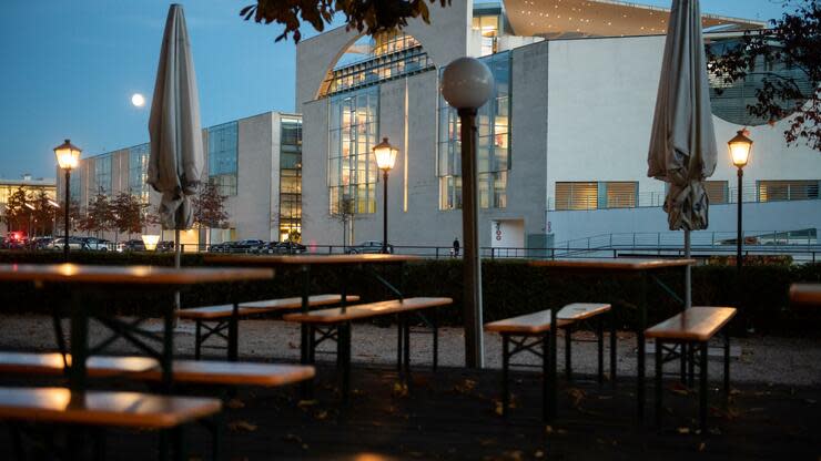 Leere Tische und Bänke in einem Biergarten gegenüber des Bundeskanzleramts. Foto: dpa