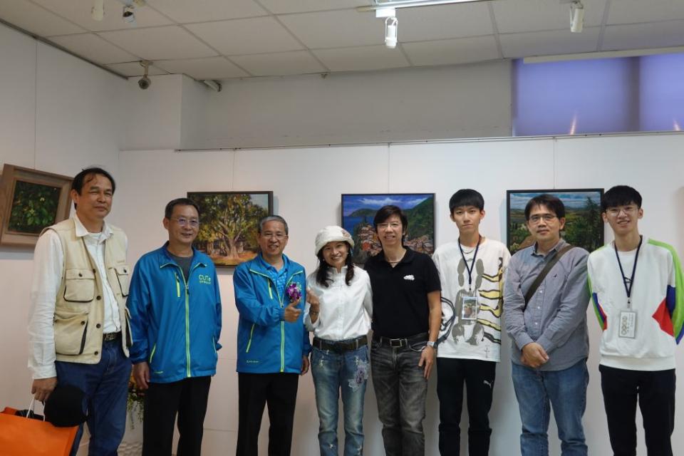 中國科大學子戴心妍（左４）10年前罹癌，但仍勇敢面對人生，於校慶當天舉辦個人畫展。（記者彭新茹攝）