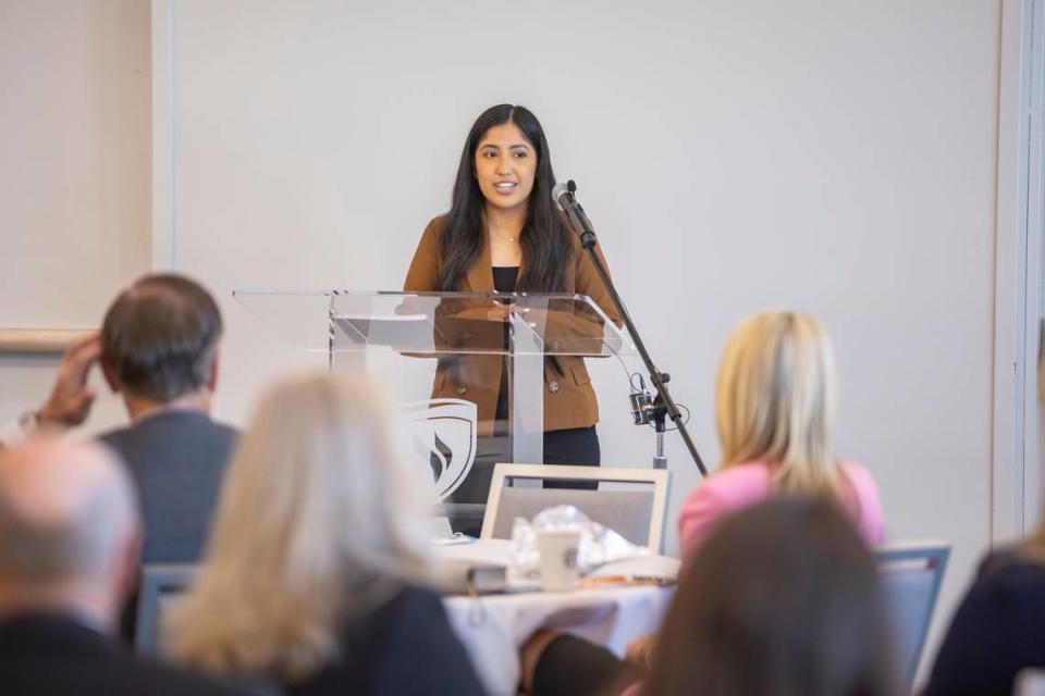 Mia Flores es una estudiante de primera generación de la University of North Texas. Cuando se gradúe, empezará a trabajar de tiempo completo en Lockheed Martin, tras participar en el programa de prácticas para estudiantes de preparatoria de la empresa.