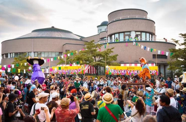 南砺市政府建造的多功能文化中心是「壽喜燒遇見世界」音樂節主要的表演場地，活動期間總吸引大批人潮。（翻攝自壽喜燒遇見世界粉絲團）