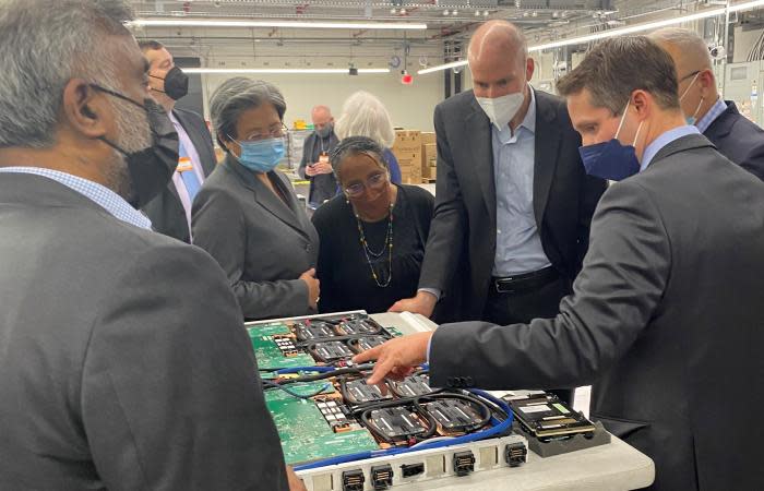 ORNL Director Thomas Zacharia, ftrom left, AMD CEO Lisa Su, U.S. Department of Energy Office of Science Director Asmeret Asefaw Berhe and Deputy Secretary of Energy David Turk view a sample of Frontier CPUs and GPUs shown by HPE’s Justin Hotard during a tour of Frontier. HPE CEO Antonio Neri is also pictured.