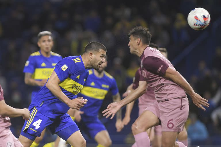 Marcelo Weigandt cabecea al gol; fue el 1-1 de Boca tras la asistencia de Cardona