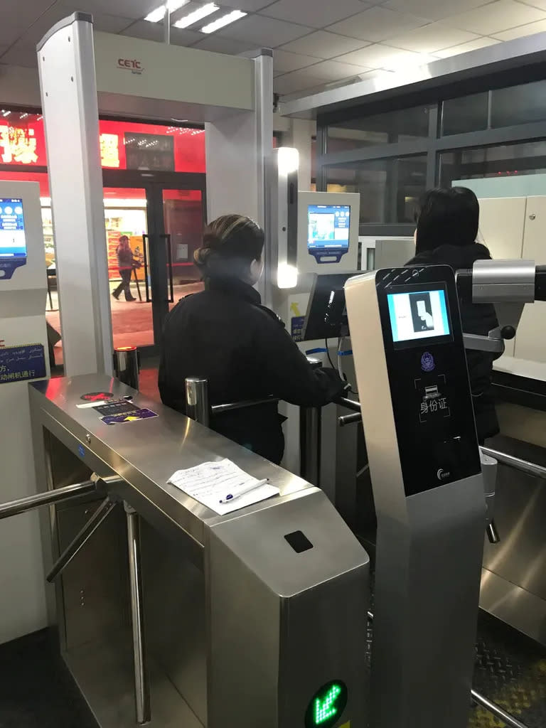 Imagen tomada por Darren Byler de un puesto de control biométrico en una estación de autobús en Urumqi en 2018