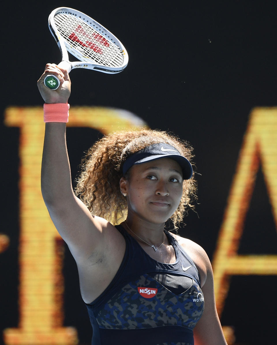 La japonesa Naomi Osaka celebra tras vencer en la semifinal del Abierto de Australia a la estadoundiense Serena Williams el jueves 18 de febrero del 2021.(AP Photo/Andy Brownbill)