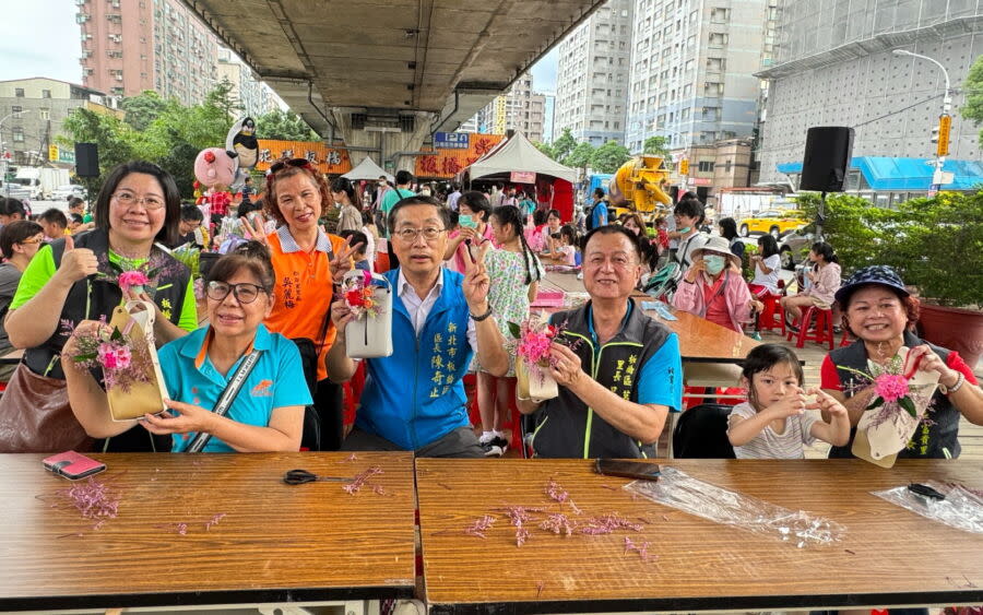 圖／板橋區公所今（4）日於板橋花市舉辦「板橋花市馨花朵朵開．性平向前走活動」，現場還有「花卉面紙盒DIY」教學。（板橋區公所提供）