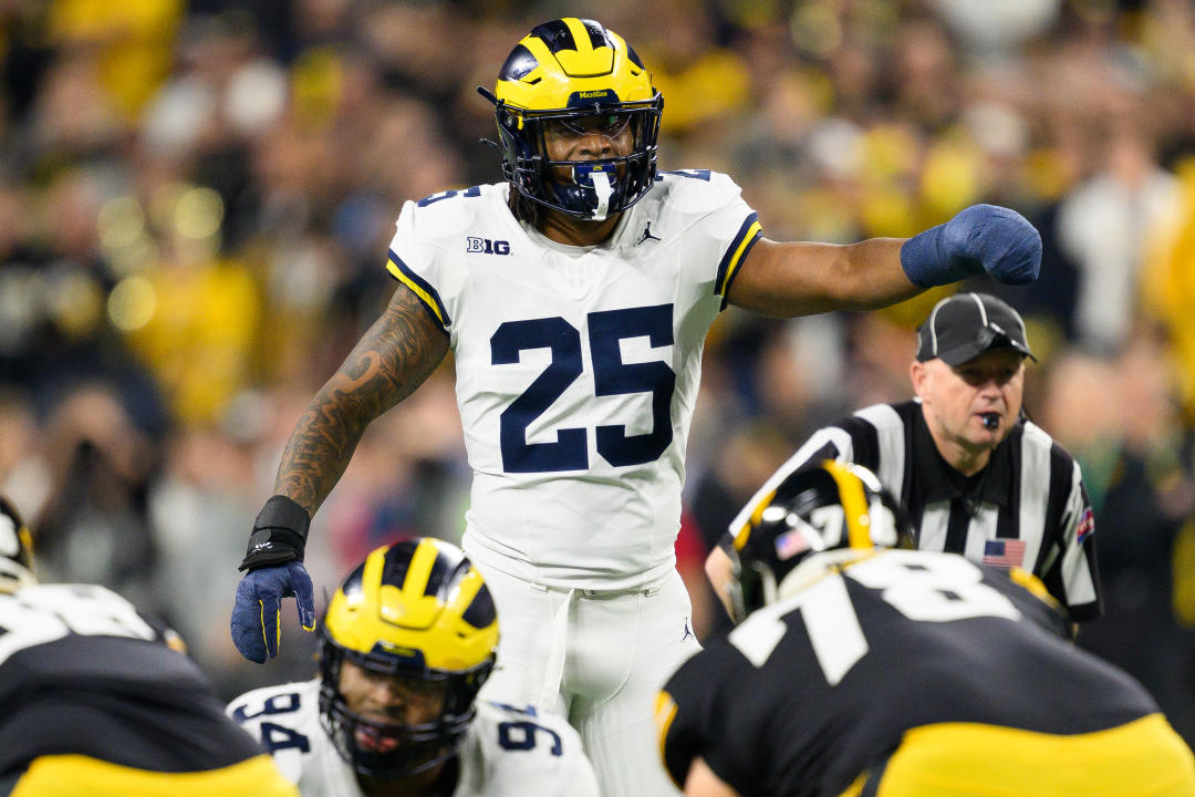 INDIANAPOLIS, IN - DECEMBER 02: Michigan Wolverines linebacker Junior Colson (25) lines up on defense during the Big 10 Championship game between the Michigan Wolverines and Iowa Hawkeyes on December 2, 2023, at Lucas Oil Stadium in Indianapolis, IN. (Photo by Zach Bolinger/Icon Sportswire via Getty Images)