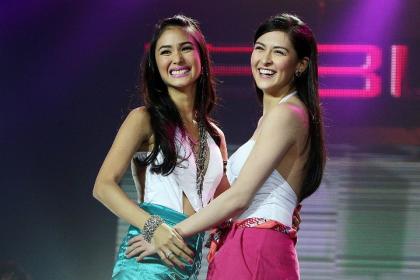 Heart Evangelista and Marian Rivera smile after their performance.