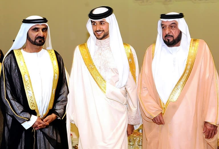 UAE President Sheikh Khalifa bin Zayed Al-Nahyan (R) is seen at the 2009 wedding ceremony of Sheikh Nasser bin Hamad Al-Khalifa (C), son of Bahrain's King Sheikh Hamad, and Dubai's ruler Sheikh Mohammed bin Rashid Al-Maktoum (L) (AFP/-)