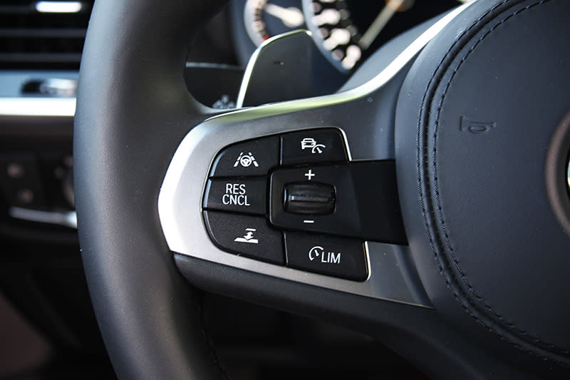 包括主動車距維持與車道偏移輔助功能皆可在方向盤左側輕鬆開啟關閉，控制也相當直覺好懂。