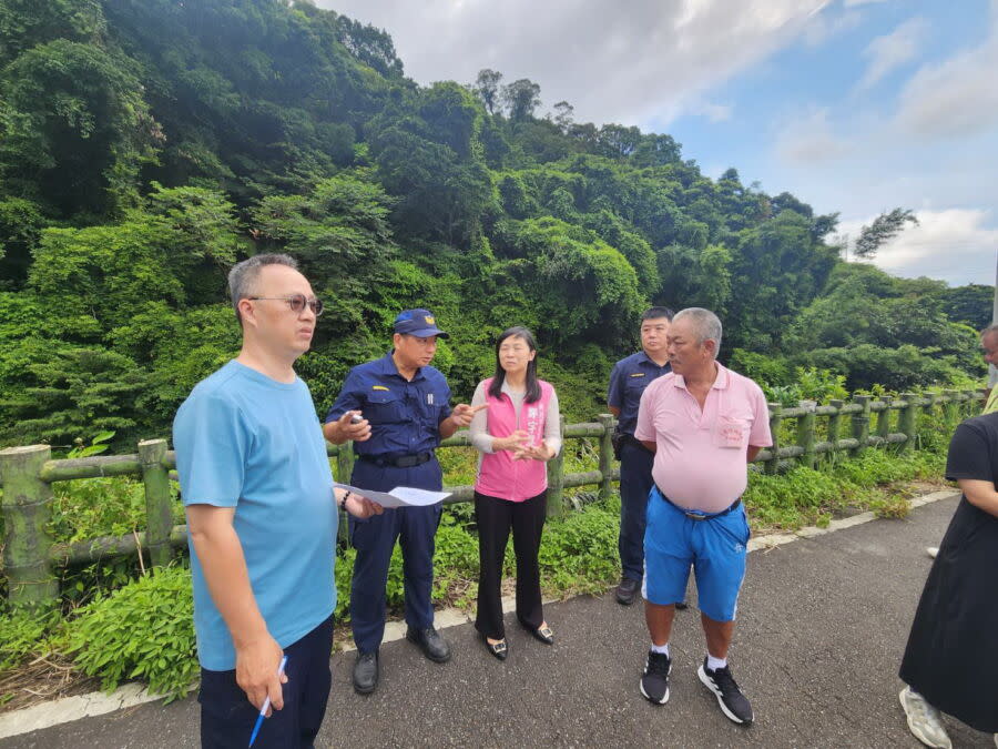 圖／新北市議員鄭宇恩會同當地里長及分局前往會勘。（新北市議員鄭宇恩服務處提供）