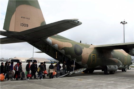 空軍松山基地指揮部在不影響任務執行的條件下，透過減併架次，提升燃油使用效率，以經濟而有效的方式完成各項任務。（軍聞社資料照片）