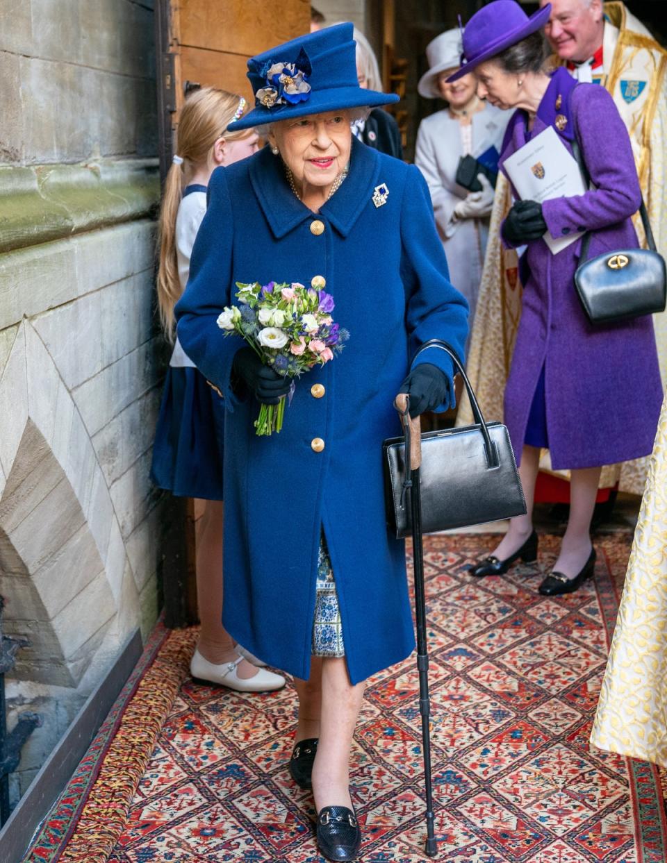 La reina usando un bastón en la Abadía de Westminster en junio (PA Archive)
