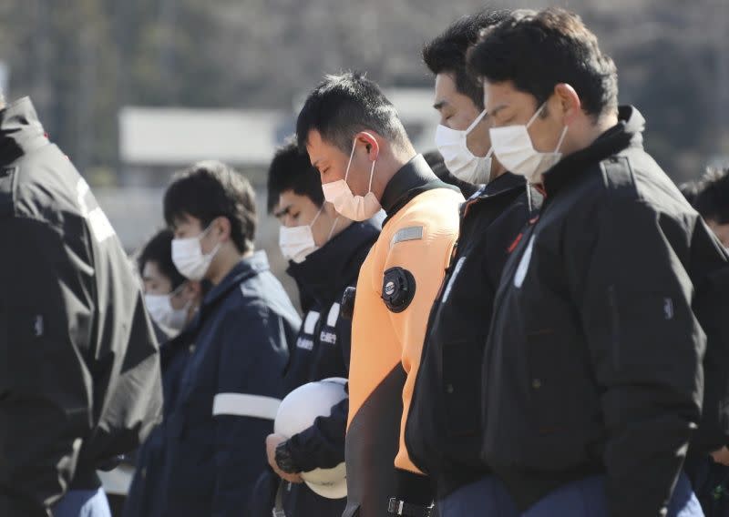 ▲日本311大地震發生至今已10年，許多人仍然未能走出傷痛，福島第一核電站污染問題懸而未決，也讓當地民眾活在輻射外洩的陰霾下。圖為今年替震災默哀的岩手縣警消人員。（圖／美聯社／達志影像）