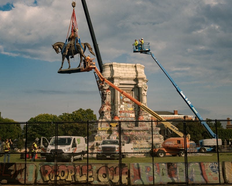 RICHMOND, VIRGINIA - SEPTEMBER 08: The statue of Robert E. Lee is lowered from its plinth at Robert E. Lee Memorial during its removal on September 8, 2021 in Richmond, Virginia. The statue has towered over Monument Avenue since 1890. - Photo: Amr Alfiky, National Geographic-Pool (Getty Images)