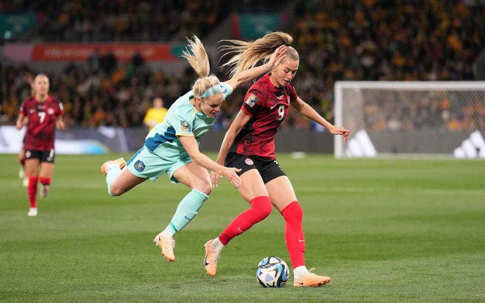 Ellie Carpenter de Australia y Jordyn Huitema de Canadá compiten por el balón durante una acción de fútbol del Grupo B en la Copa Mundial Femenina de la FIFA en Melbourne, Australia, 31 de julio de 2023. (THE CANADIAN PRESS/Scott Barbour)