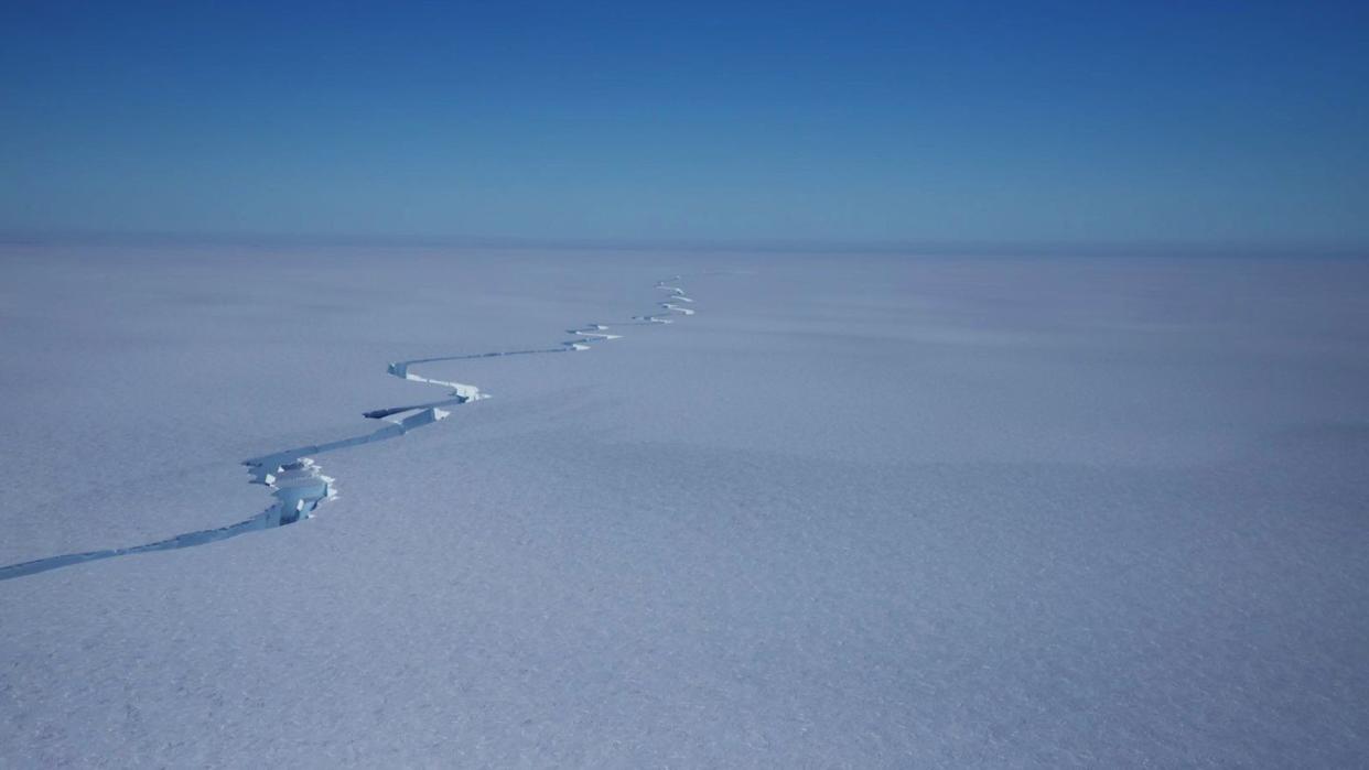 Ein riesiger Riss zieht sich durch das Brunt-Schelfeis. Zuletzt verlängerte er sich um bis zu einen Kilometer pro Tag. Am 26. Februar löste sich dann ein gigantischer Eisberg von der 150 Meter dicken Eisschicht am Rande der Antarktis.