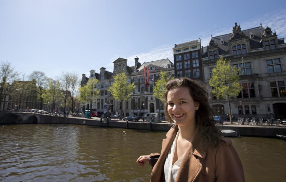 Charlotte van den Berg posa para una fotografía el miércoles 16 de abril de 2014 afuera del Instituto para Estudios de Guerra, Holocausto y Genocidios (al fondo), en Amsterdam, Holanda. (Foto AP/Peter Dejong)