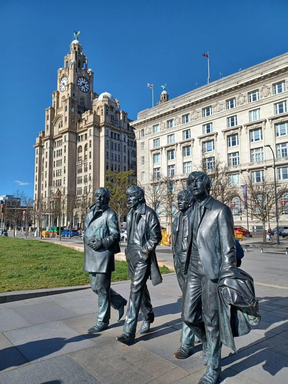 La estatua de los Beatles en su ciudad natal, Liverpool. El grupo es la banda de música popular de mayor éxito comercial y aclamada por la crítica.