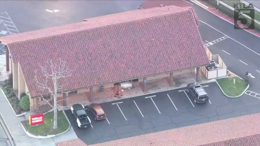 The Wells Fargo bank in Fullerton where a male suspect was killed after a bomb threat prompted an evacuation on March 26, 2024. (KTLA)