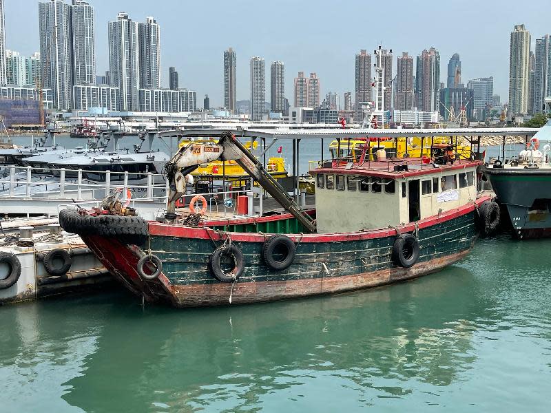 Criminals use fishing boats and speedboats to smuggle shark fins.  The picture shows that customs arrested a fishing boat suspected of being involved in the smuggling case on April 2 last year.  (Photo by the Information Services Department)