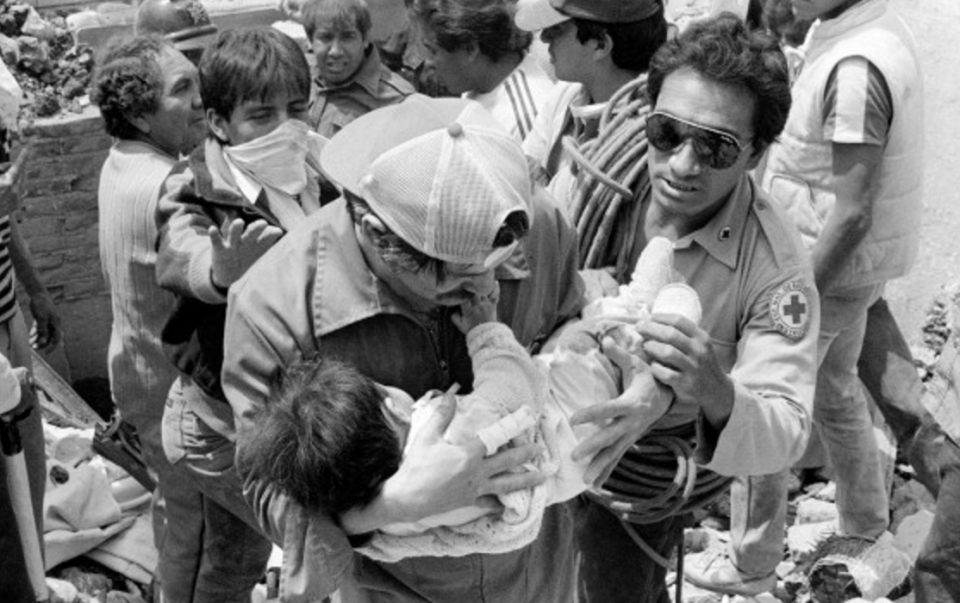 Momento en el que ciudadanos rescatan a un bebé tras el sismo de 1985. Foto: Getty Images.
