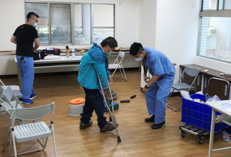 市府社會局與台北榮民總醫院身障重建中心合作，九日在無障礙福利之家，提供民眾義肢矯具等輔具評估、檢測及維修等服務。（社會局提供）