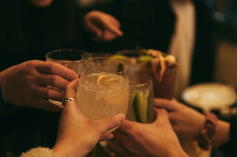 ▲近期正逢尾牙祭，在歡樂之餘免不了桌上出現酒精飲料。（示意圖／取自unsplash）