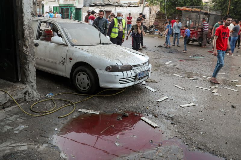 La gente se reúne en el lugar donde murieron palestinos en medio de un estallido de violencia israelí-palestina, en el norte de la Franja de Gaza el 10 de mayo de 2021.