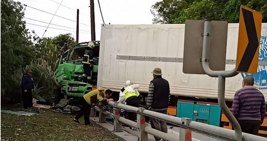 宜蘭台9線蘇花公路今上午發生砂石車和貨櫃車車禍，導致全線交通封閉，車流回堵。（圖／翻攝路況群@共享路況資訊）