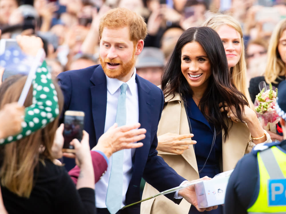 Harry und Meghan 2018 mit Fans in Australien (Bild: FiledIMAGE/shutterstock.com)