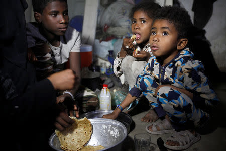 Children displaced from the Red Sea port city of Hodeidah have a meal in a shelter in Sanaa, Yemen November 1, 2018. Picture taken November 1, 2018. REUTERS/Mohamed al-Sayaghi