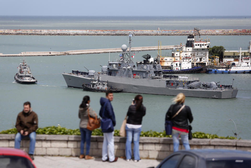 <p>El buque argentino Comandante Espora zarpa de la base naval en Mar del Plata, Argentina, el sábado 18 de noviembre de 2017. El barco forma parte de un equipo de búsqueda para encontrar un submarino desaparecido. (AP Foto/Vicente Robles) </p>