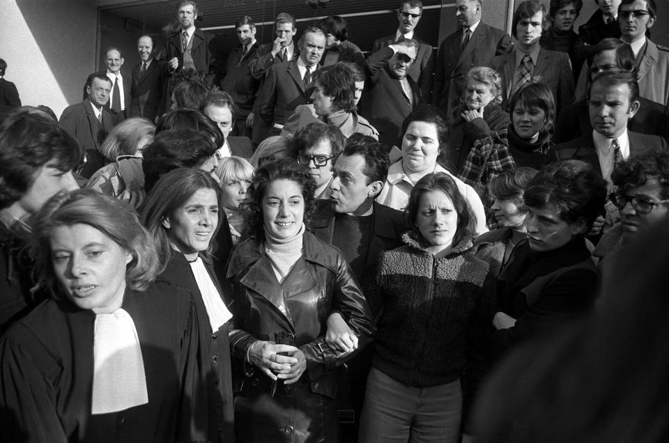 Marie-Claire Chevalier aux côtés de Gisèle Halimi au procès de Bobigny en 1972.  - AFP