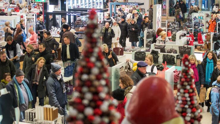 Die Sorge vor Corona könnte das Weihnachtsgeschäft ins Internet verlagern. Foto: dpa